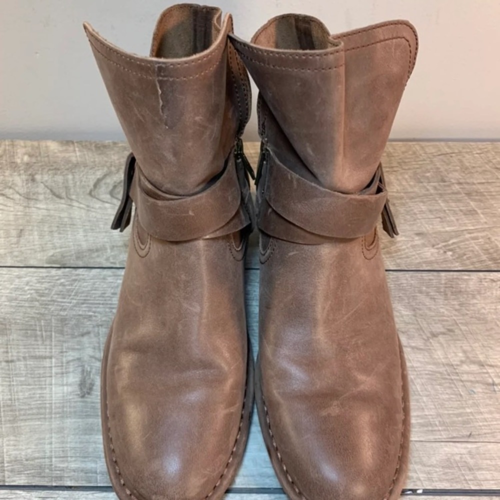 Ugg Women's W Elysian Fashion Boots 6.5 - Picture 3 of 8